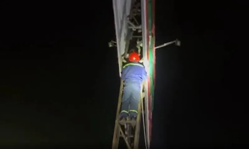 Giải cứu người đàn ông mắc kẹt trên biển quảng cáo cao 15m