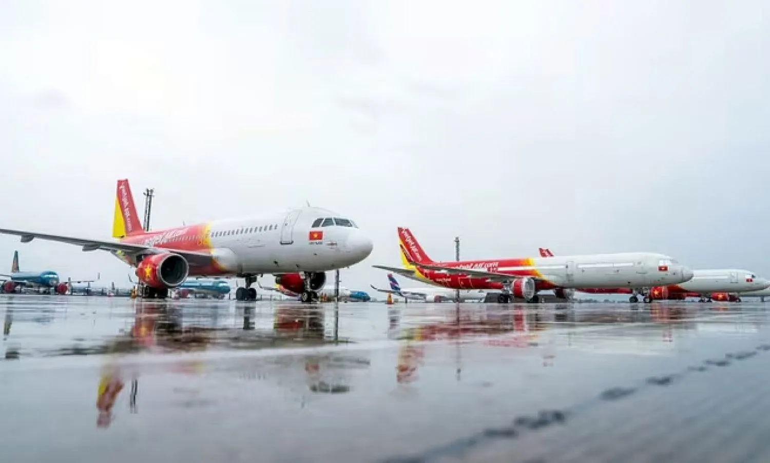 Nhiều chuyến bay quốc tế điều chỉnh lịch do ảnh hưởng bão số 2