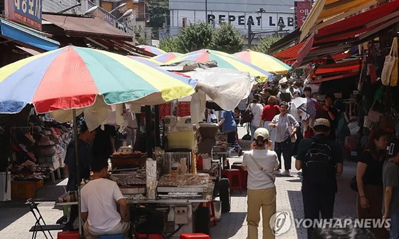 Người mua sắm đi dạo quanh chợ Namdaemun ở trung tâm Seoul hôm 22 6 - Ảnh Yonhap