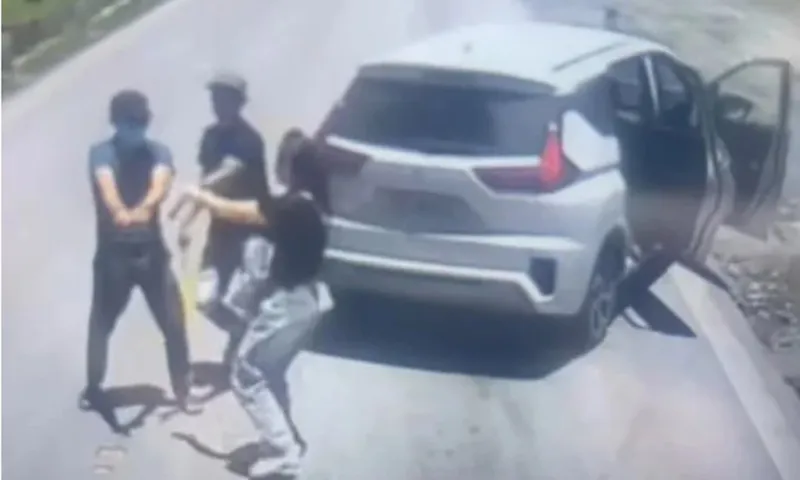 Sau va chạm giao thông, người đàn ông cầm vật nghi là súng đe dọa tài xế
