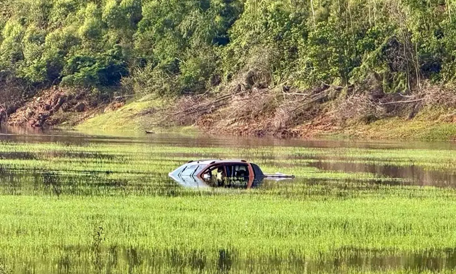 Quảng Ninh: Hai vợ chồng tử vong sau khi ô tô bán tải lao xuống lòng hồ