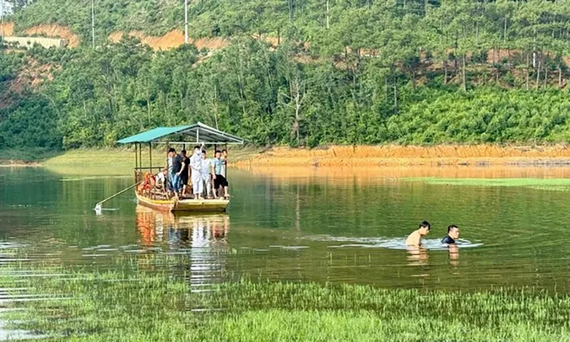 Chạy xe ô tô vào lòng hồ cạn, vợ chồng tài xế bị đuối nước tử vong