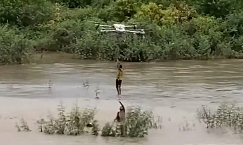 Trao bằng khen cho người dùng drone giải cứu 2 trẻ kẹt giữa dòng nước chảy xiết