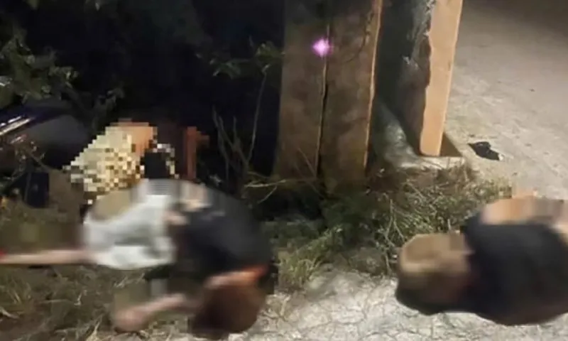 Xe máy chở 3 học sinh lao vào cột điện, 2 em tử vong, 1 em nguy kịch