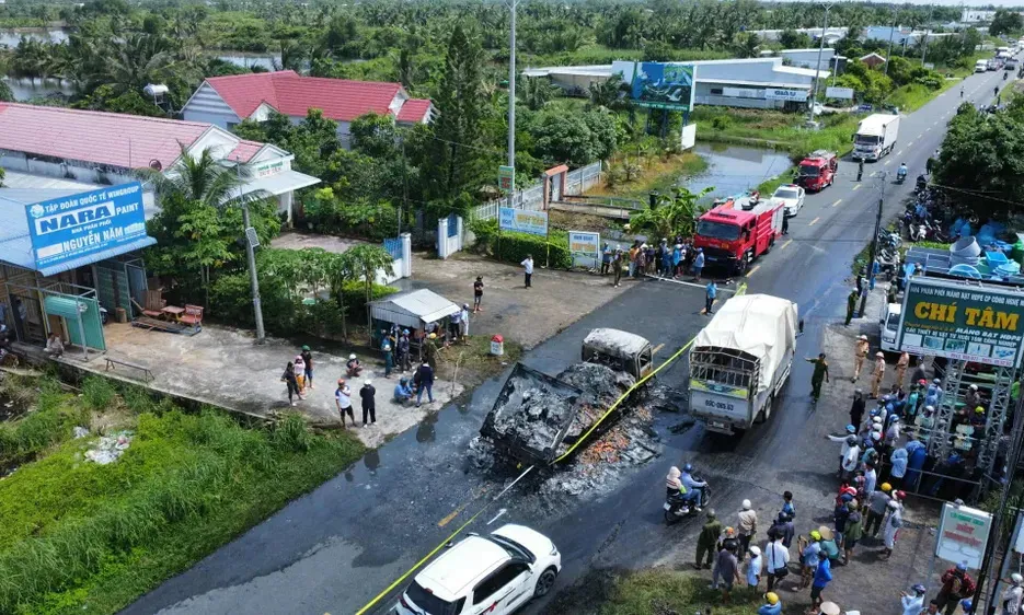 Cà Mau: Va chạm giao thông khiến 2 người tử vong, 2 phương tiện bốc cháy