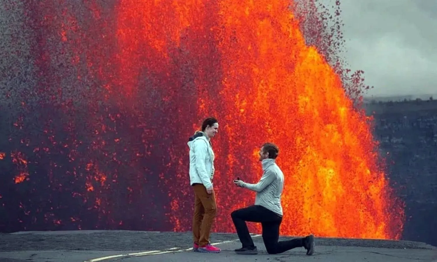 Chàng trai cầu hôn bạn gái ngay trước miệng núi lửa đang phun trào