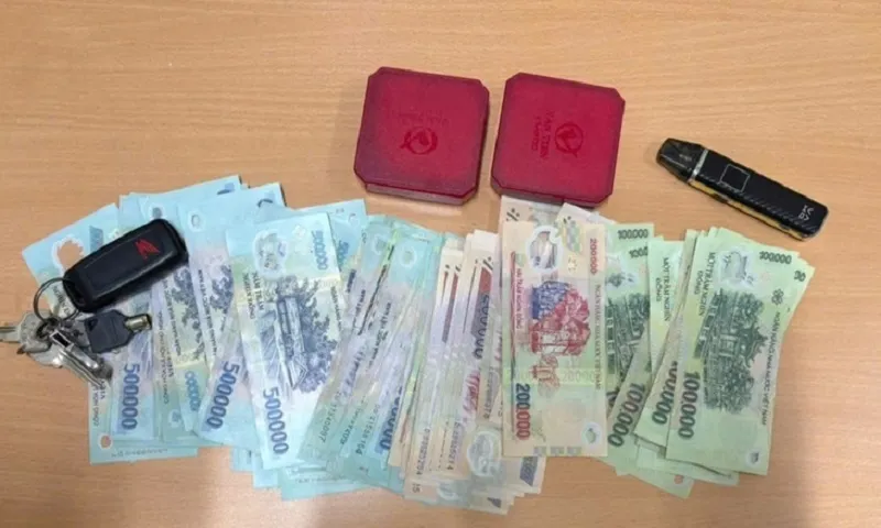 tang vật cướp tài sản gồm tiền và chìa khóa xe