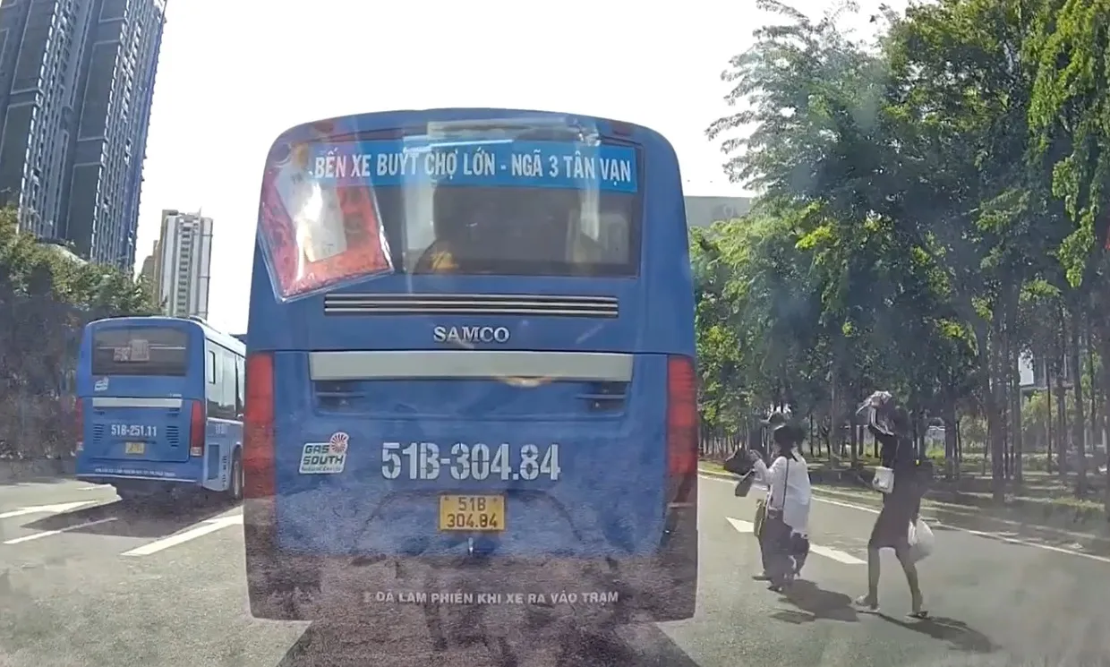 Tài xế xe buýt dừng đón khách sai gây bức xúc được công an mời lên làm việc