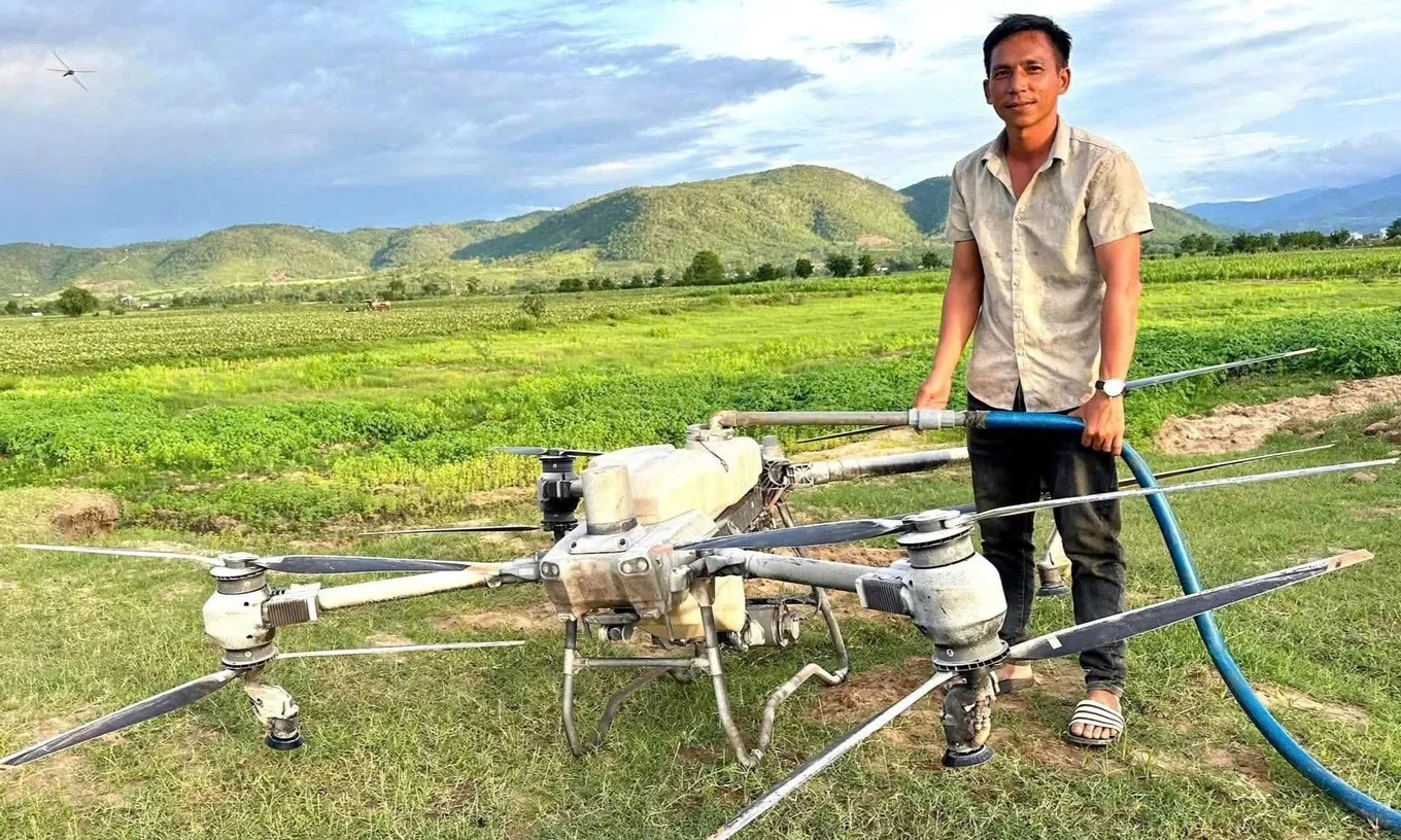 Tặng bằng khen cho anh nông dân dùng drone cứu 2 cháu nhỏ giữa dòng lũ