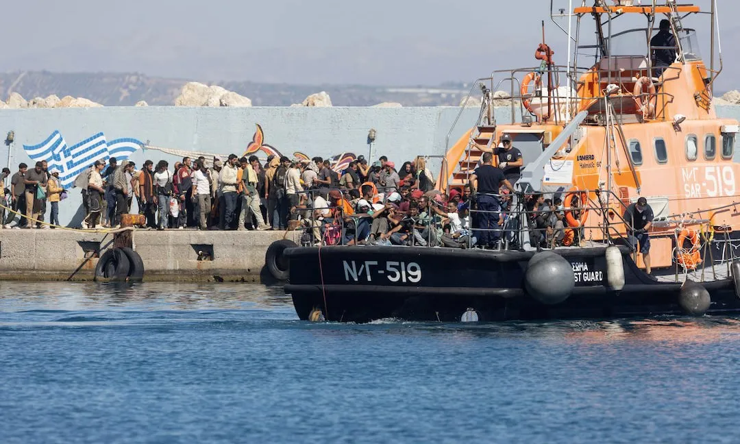 Hy Lạp giải cứu hơn 500 người di cư vượt biển vào châu Âu