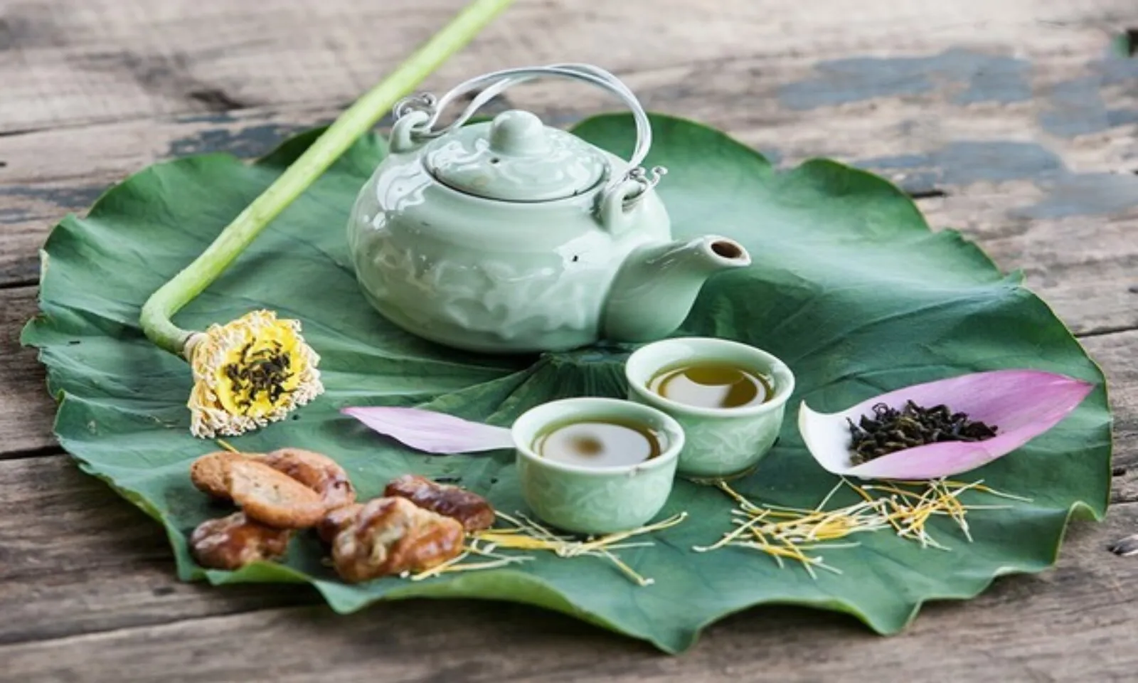 Các công dụng của trà lá sen với sức khỏe
