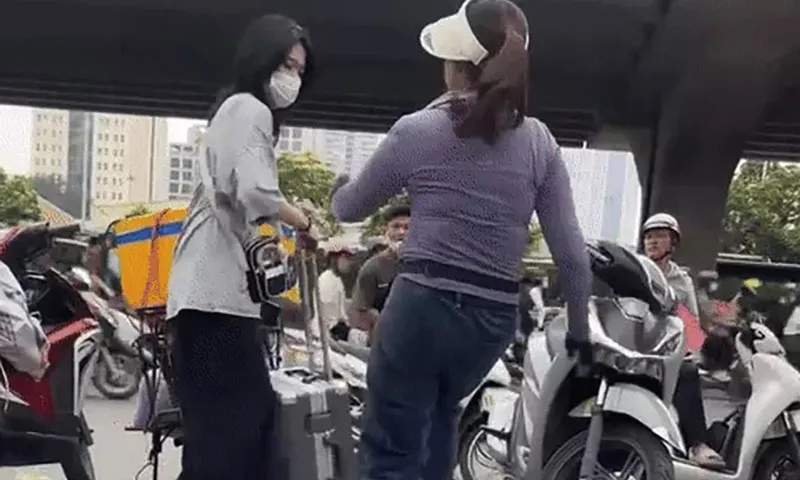 Xử phạt người bán trà đá giành vỉa hè, đuổi người đứng đón xe 