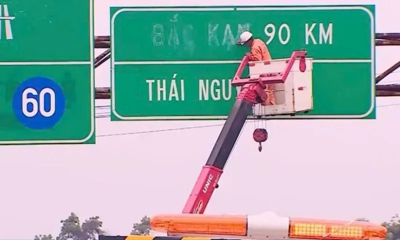 Đồng loạt thay biển báo giao thông sau sáp nhập địa phương