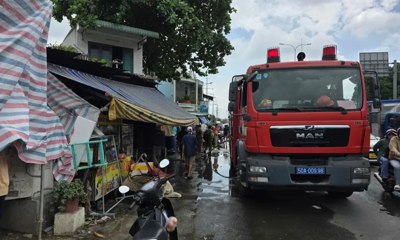TPHCM: Cháy dữ dội tại dãy trọ, nhiều tài sản bị thiêu rụi