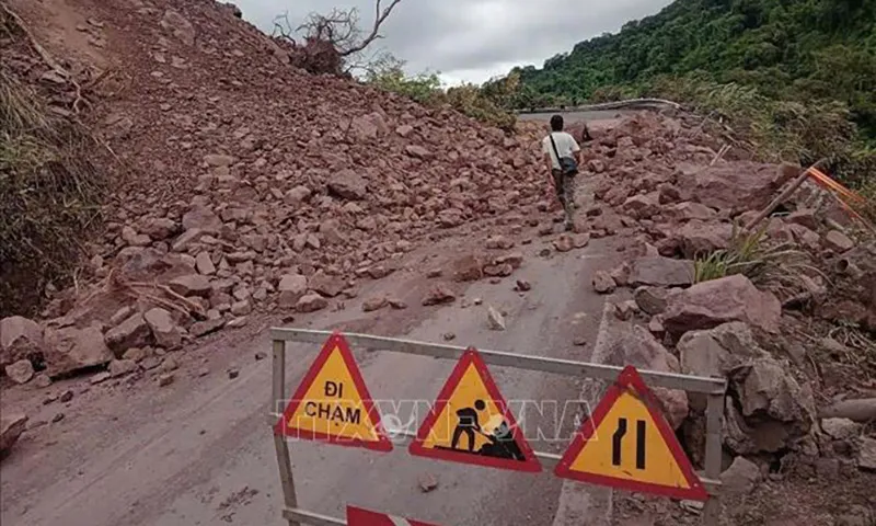 Sạt lở Quốc lộ 15D làm ách tắc đường lên cửa khẩu La Lay