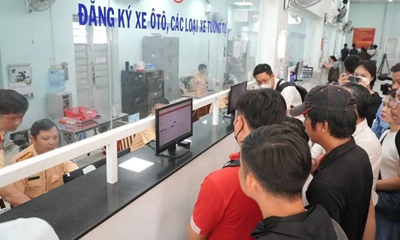 Không đổi đăng ký xe đúng hạn sẽ bị xử phạt tiền, tước bằng lái