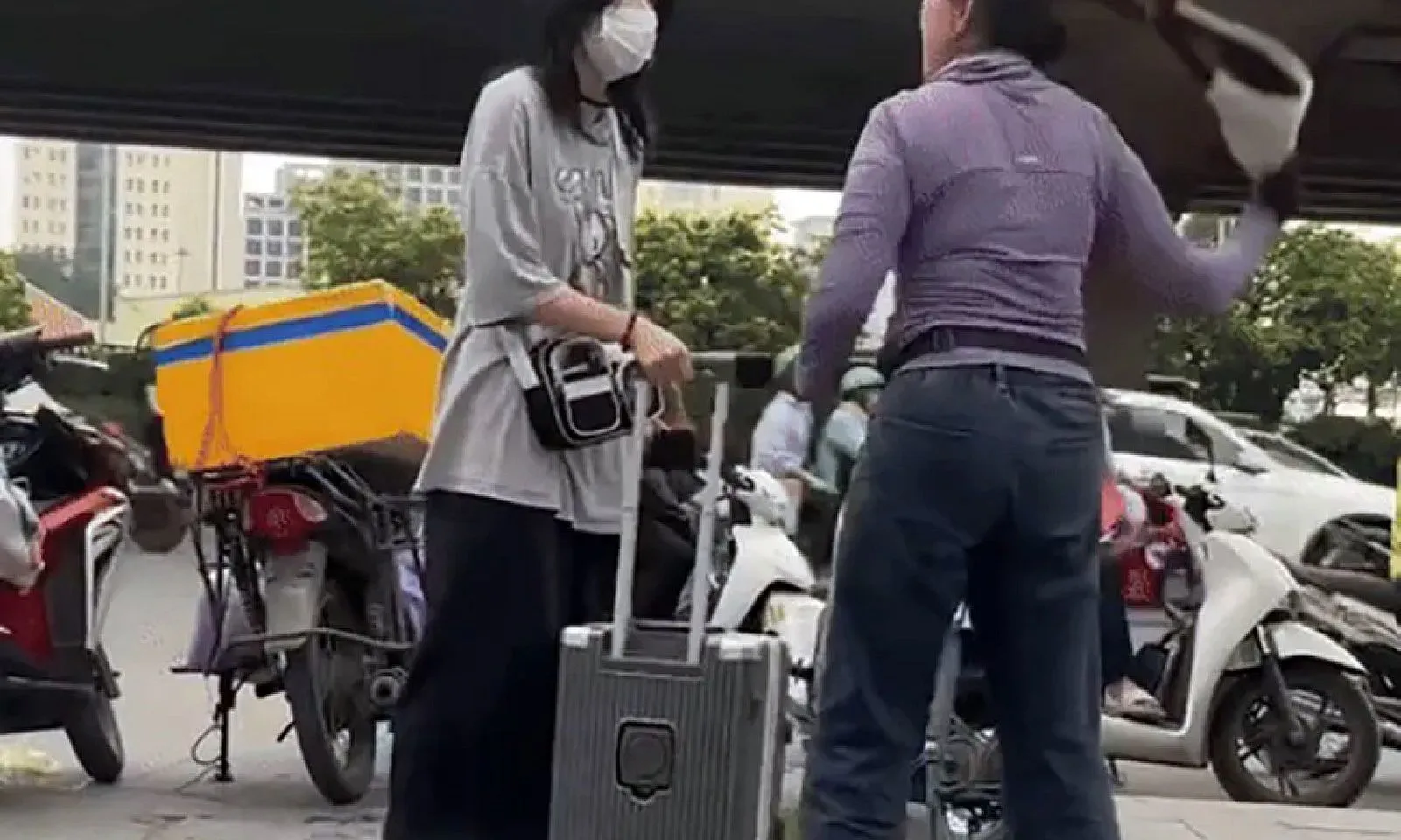 Người phụ nữ bán trà đá lấn chiếm vỉa hè, đuổi cô gái chờ xe bị xử phạt 2,5 triệu đồng