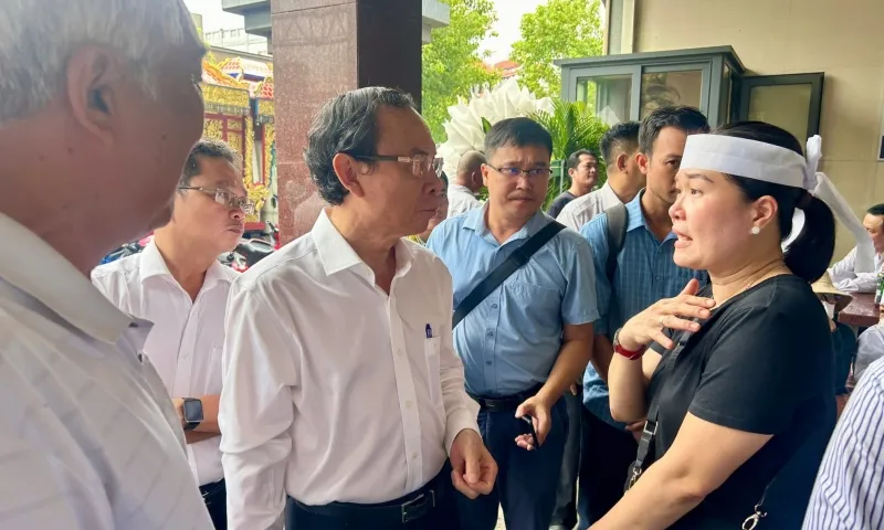 Bí thư Nguyễn Văn Nên viếng nạn nhân vụ cháy cư xá Độc Lập