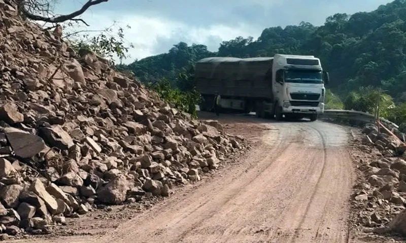 Quảng Trị: Đã thông xe tạm thời qua điểm sạt lở trên Quốc lộ 15D từ chiều 8/7