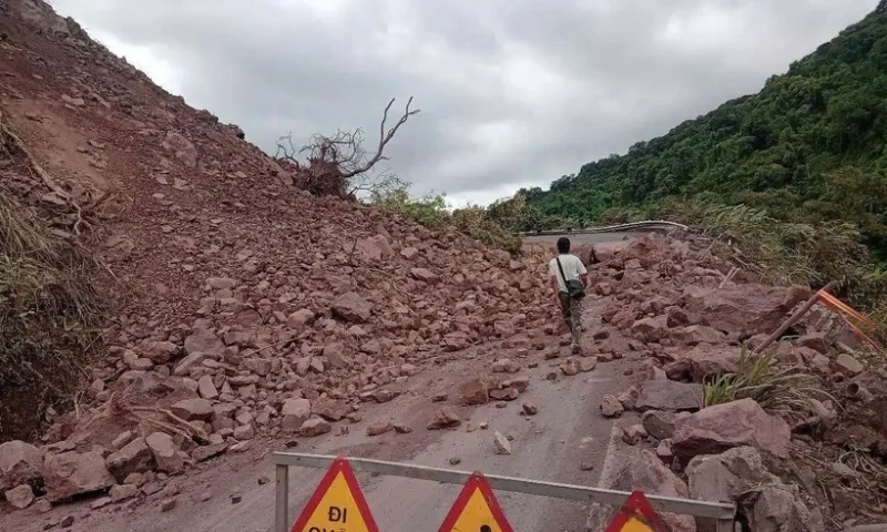 Sạt lở lớn chặn hoàn toàn Quốc lộ 15D lên Cửa khẩu La Lay