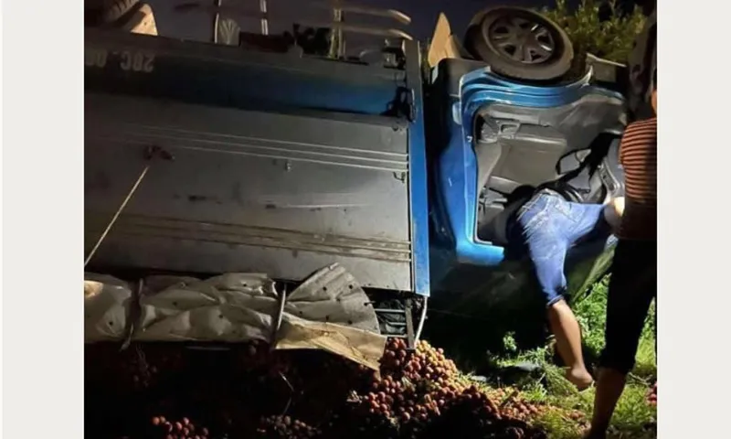 Vụ lật xe chở vải thiều, nhiều bà con lại hỗ trợ chủ hàng, trả tiền vải đã lấy