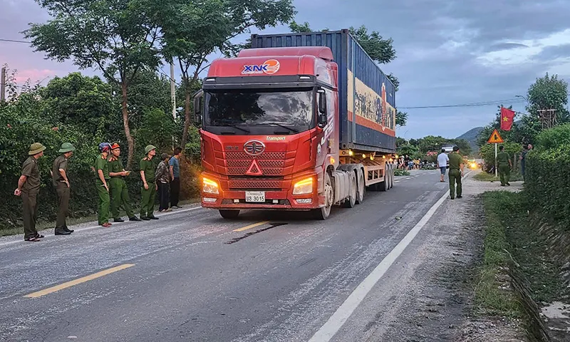 Xe máy va chạm xe đầu kéo, người phụ nữ đi xe máy tử vong 