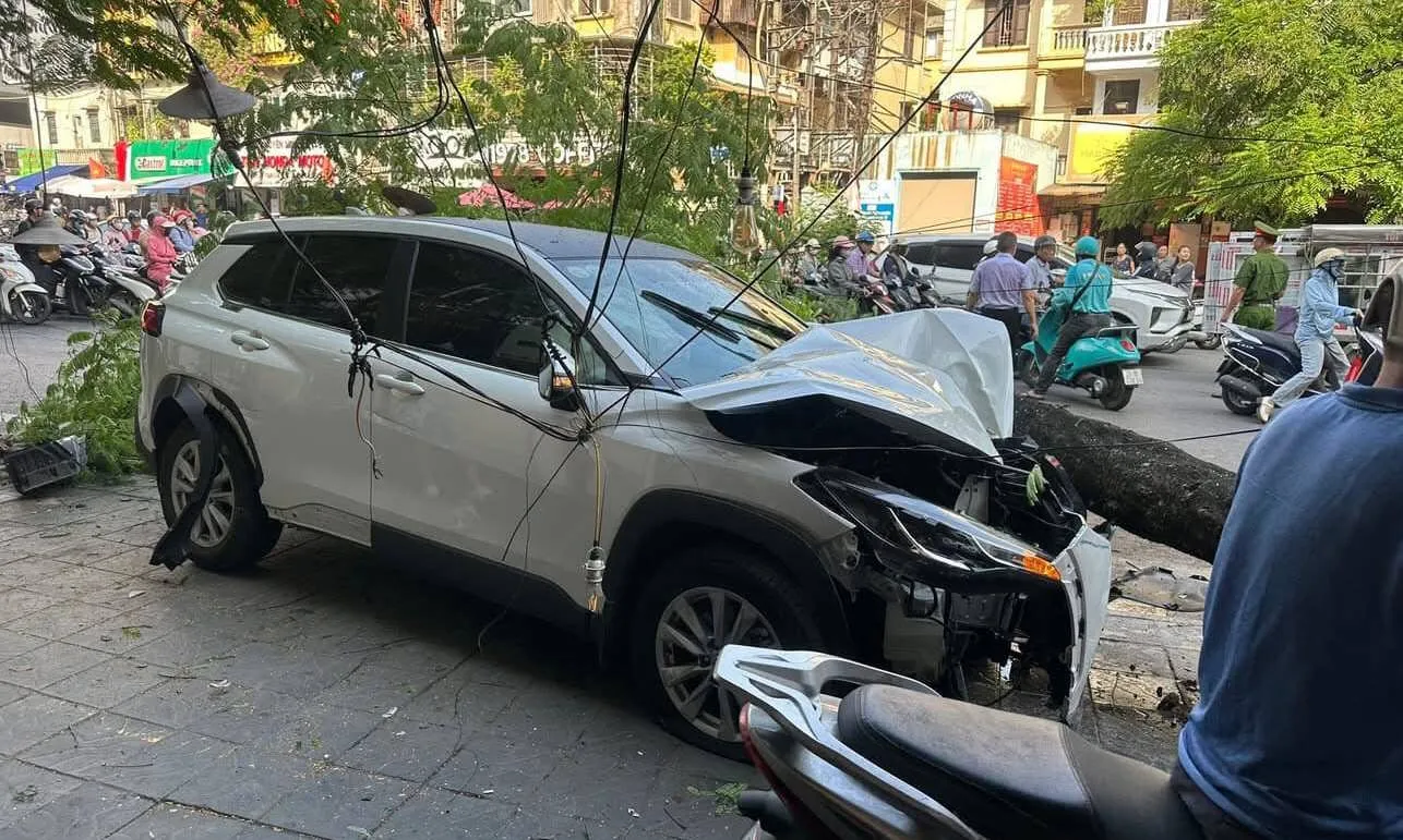 Xe ô tô gây tai nạn liên hoàn tại Hà Nội, nhiều người bị thương