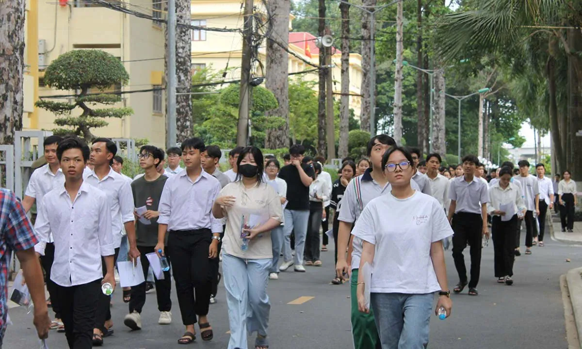 Hàng ngàn thí sinh tham gia kỳ thi giành suất vào trường công an