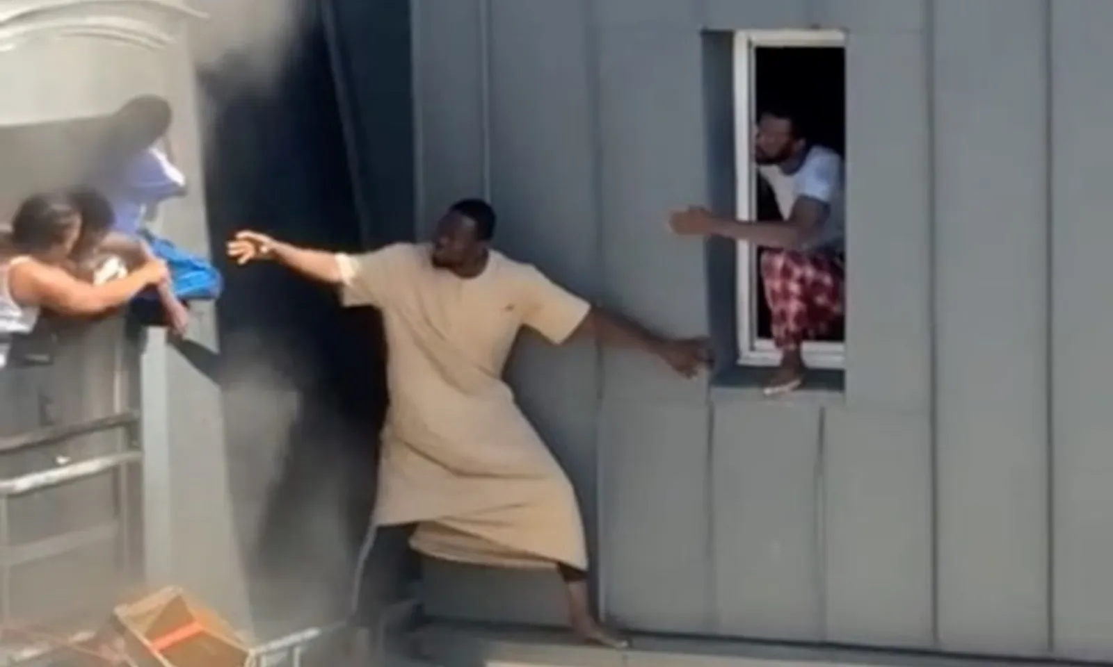 Pháp: Người hùng liều mạng bám tường cứu 4 đứa trẻ khỏi đám cháy tại tầng 6 chung cư