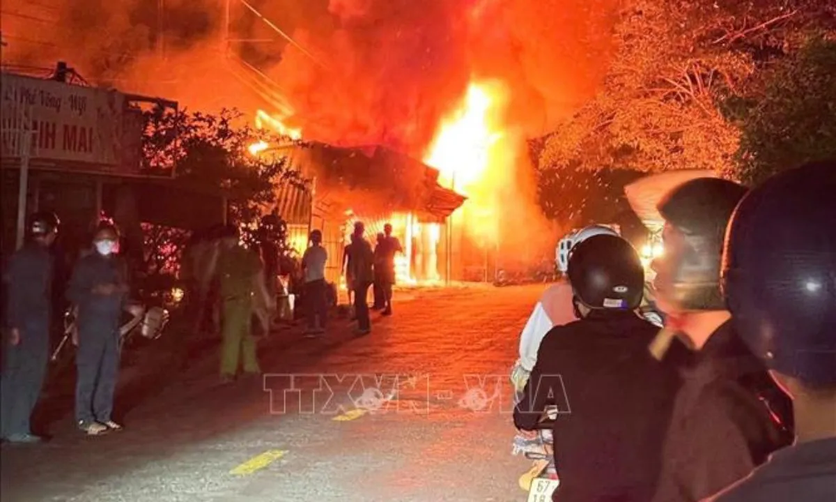 An Giang: Giải cứu bé trai mắc kẹt trong ngôi nhà đang cháy