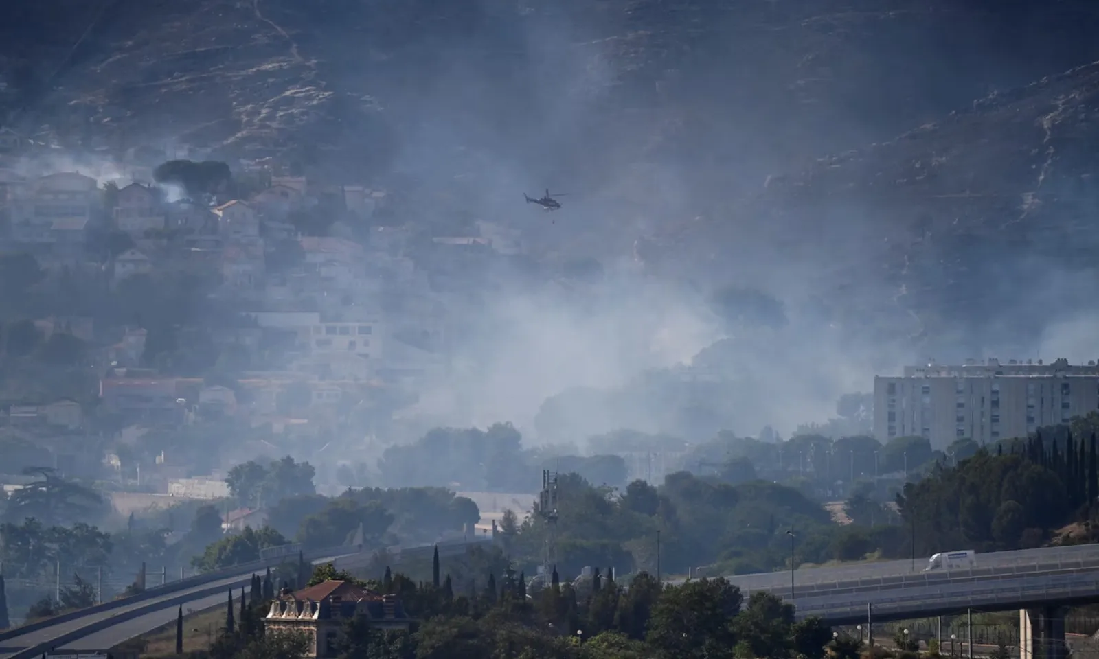 Pháp: Sân bay Marseille đóng cửa do cháy rừng