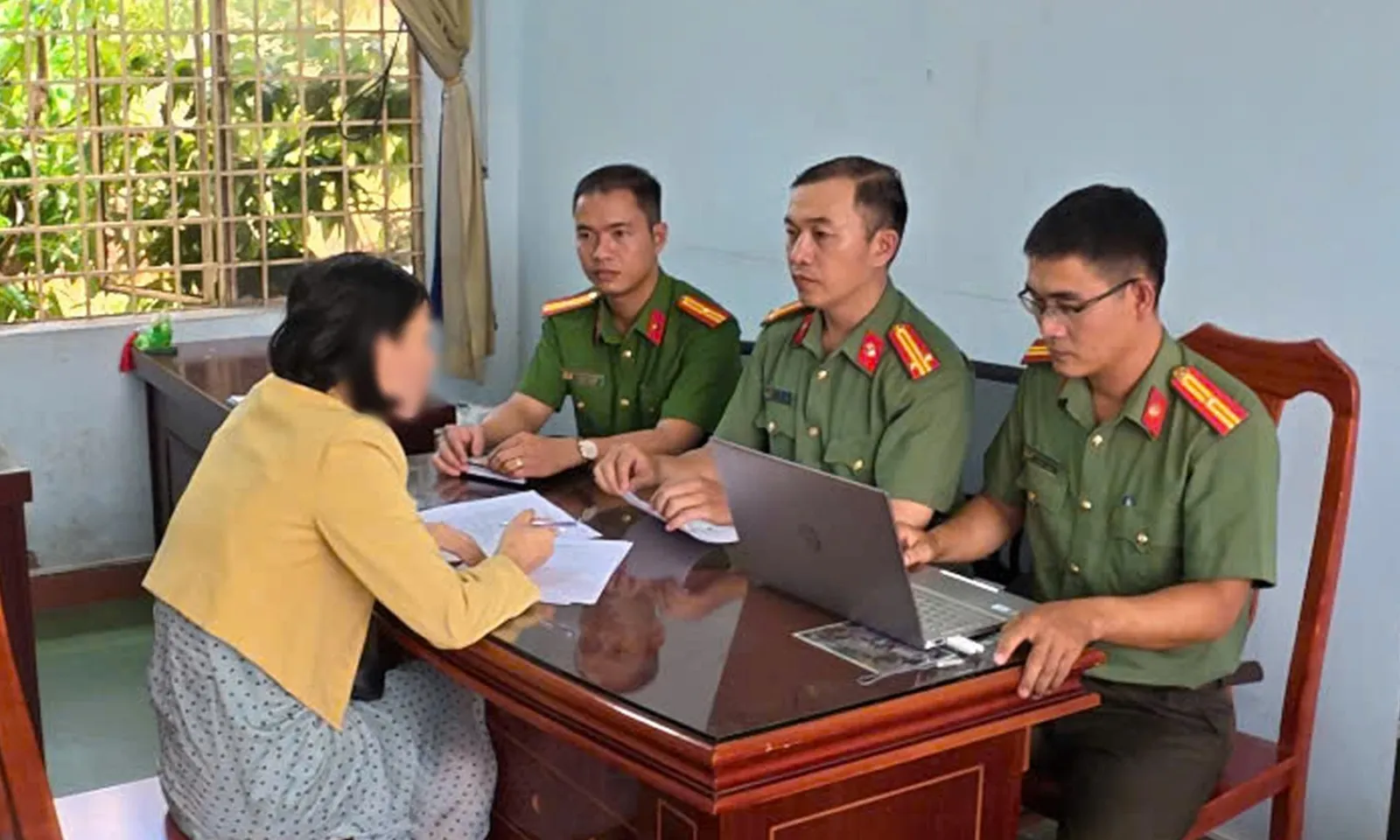 Người phụ nữ đăng tin sai về việc ‘tăng phí bảo hiểm y tế’ bị công an mời làm việc