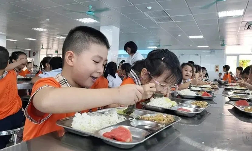 Hơn 760.000 học sinh tiểu học Hà Nội sẽ được hỗ trợ bữa ăn bán trú từ năm học 2025-2026