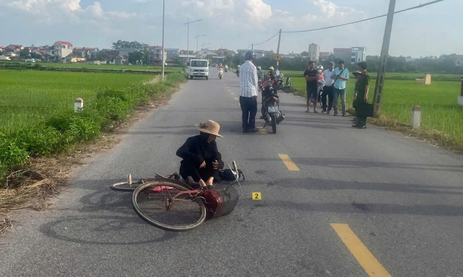 Bắt đối tượng giật túi xách của cụ bà đang đi xe đạp