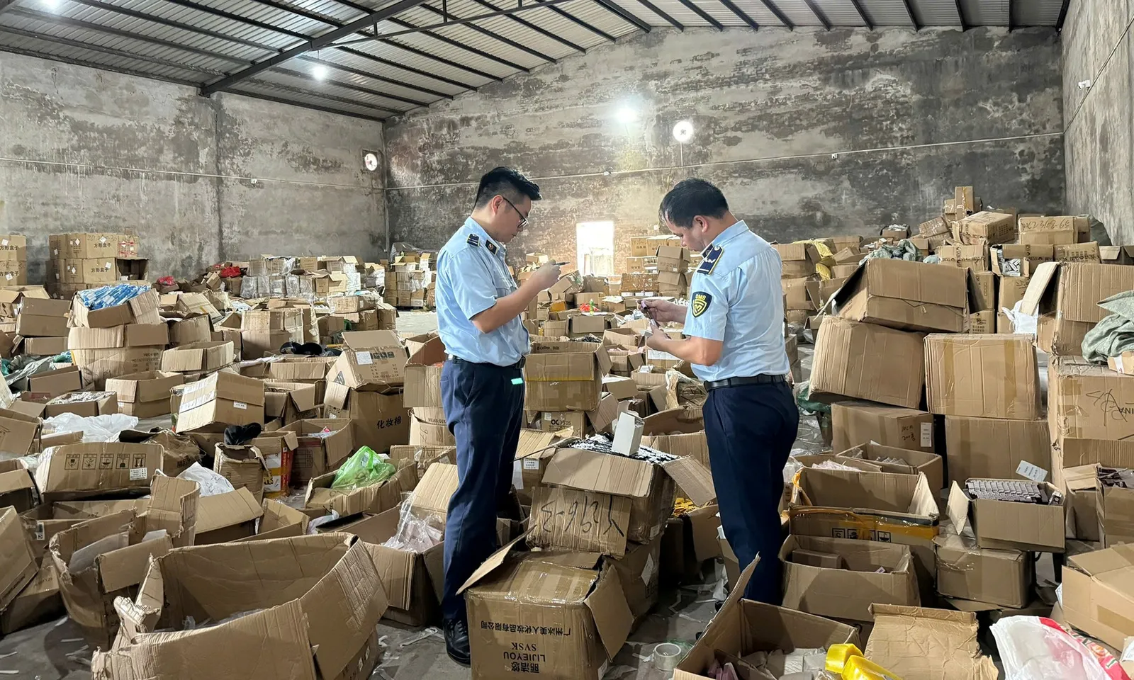 Quảng Ninh: Phát hiện kho hàng chứa hơn 47.000 sản phẩm nhập lậu, chuyên bán qua TikTok