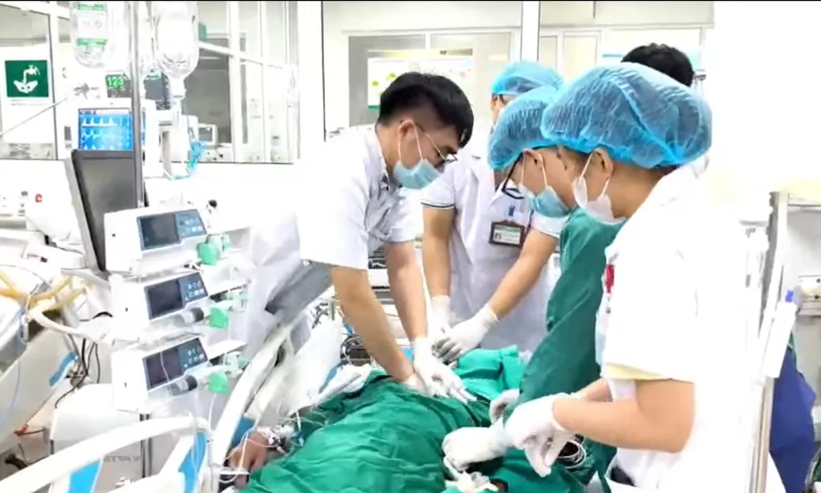 4 bác sĩ thay nhau ép tim cứu nam bệnh nhân ngừng tim sau khi ăn tiết canh