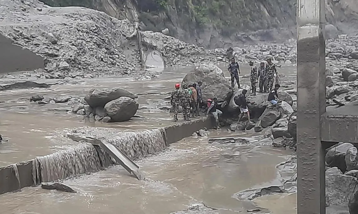 Lũ quét cuốn trôi cầu Hữu Nghị giữa Trung Quốc và Nepal, hàng chục người mất tích