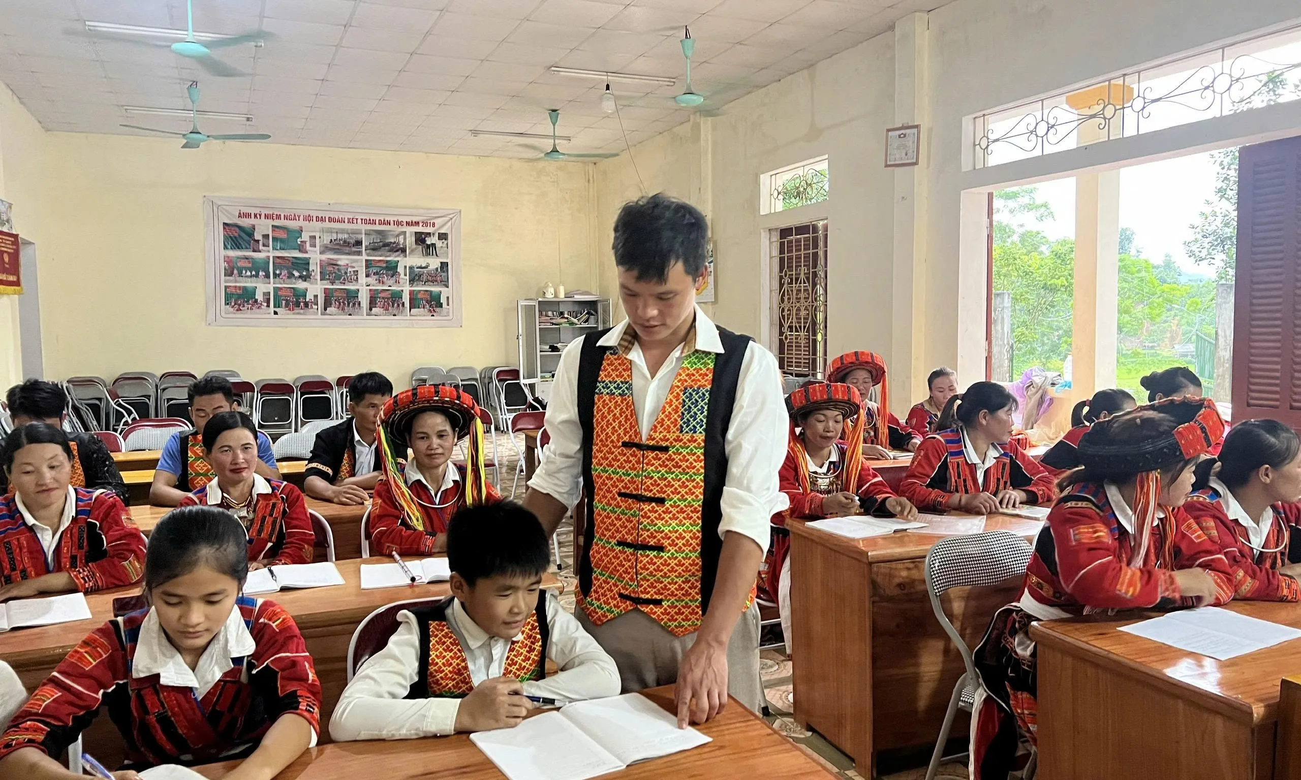 Thầy giáo Pà Thẻn miệt mài gieo mầm văn hóa nguồn cội giữa làn sóng hiện đại