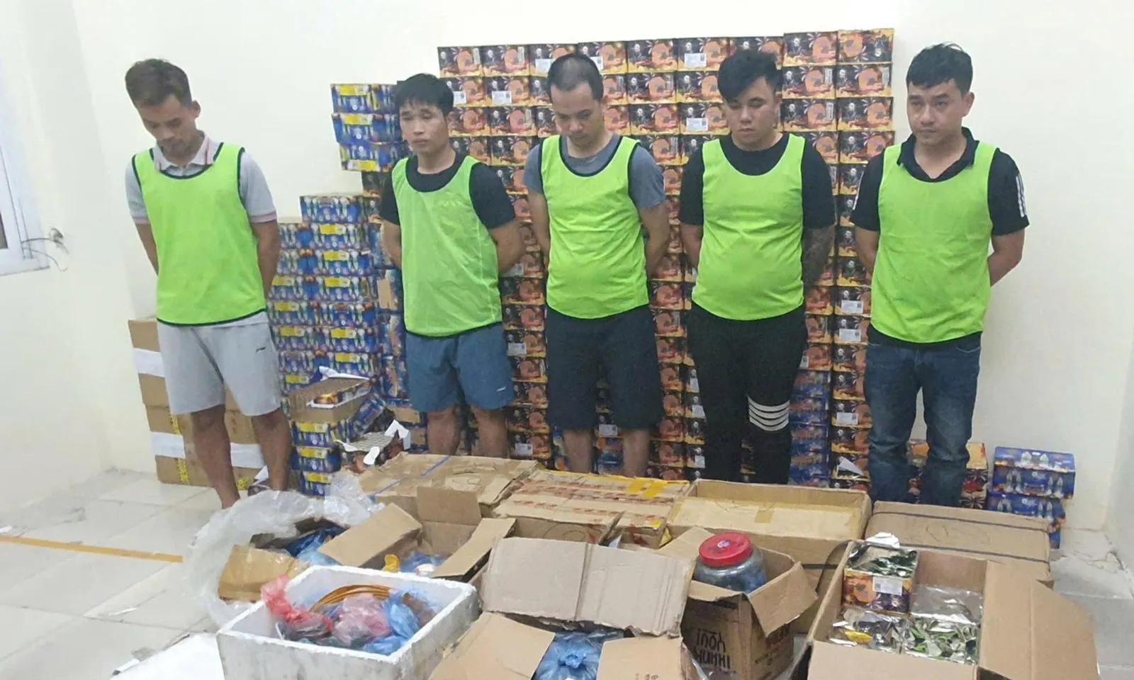 Bắt giữ 5 đối tượng sản xuất, buôn bán pháo nổ liên tỉnh