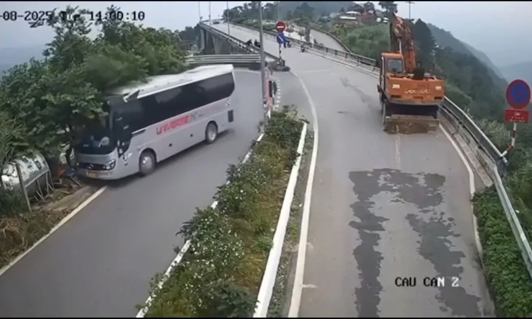 Xe khách suýt gặp nạn khi ôm cua tốc độ cao ở Tam Đảo
