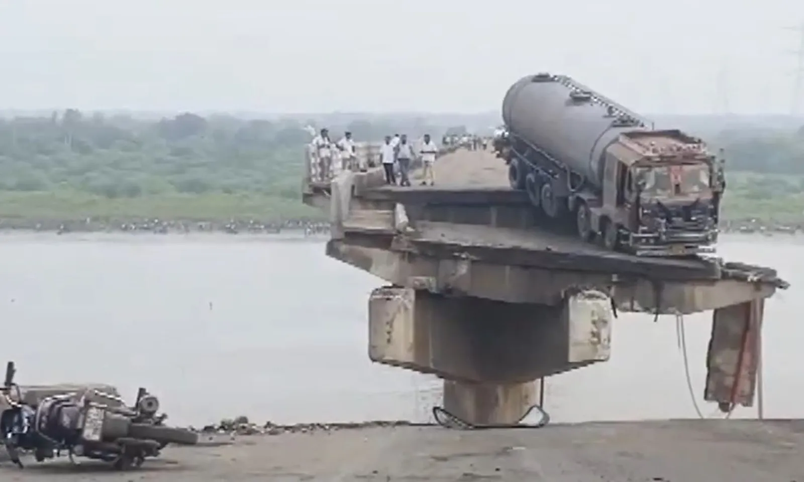 Sập cầu ở Ấn Độ, 9 người rơi xuống sông tử vong