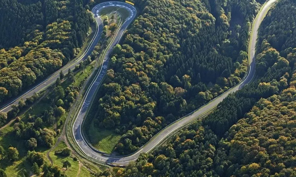 Video clip: Hai xe thể thao bốc cháy sau va chạm trên địa ngục xanh Nurburgring