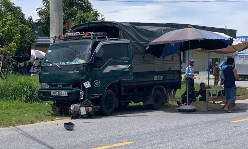 Xe tải đụng xe máy, cặp vợ chồng thương vong