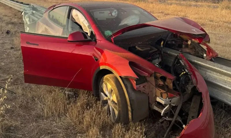 Dải phân cách xẻ đôi chiếc xe điện Tesla, tài xế vẫn sống sót!