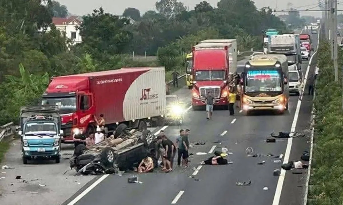 Ôtô 7 chỗ lật ngửa trên cao tốc, 5 người thương vong