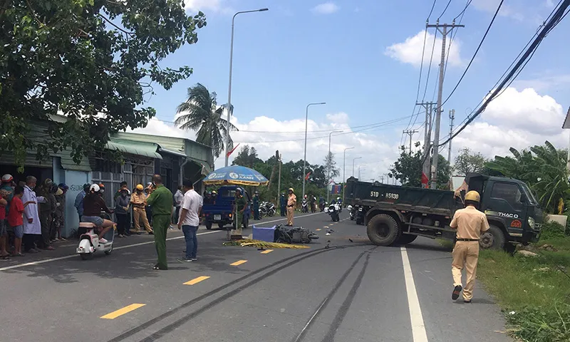 Xe ben va chạm xe máy, hai mẹ con tử vong
