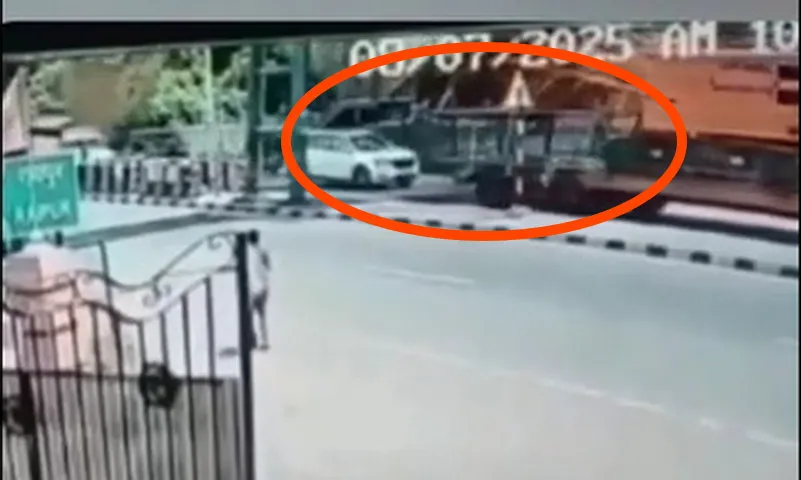 Video clip: Xe đầu kéo đâm sập cầu vượt bộ hành giữa cao tốc Ấn Độ