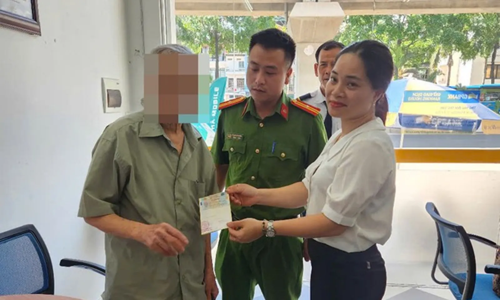 Nhận tin nhắn từ tài khoản lạ, cụ ông suýt mất 250 triệu đồng