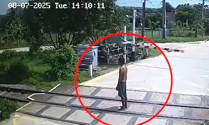 Người đàn ông cố tình đứng giữa đường ray khi tàu hỏa đang lao tới