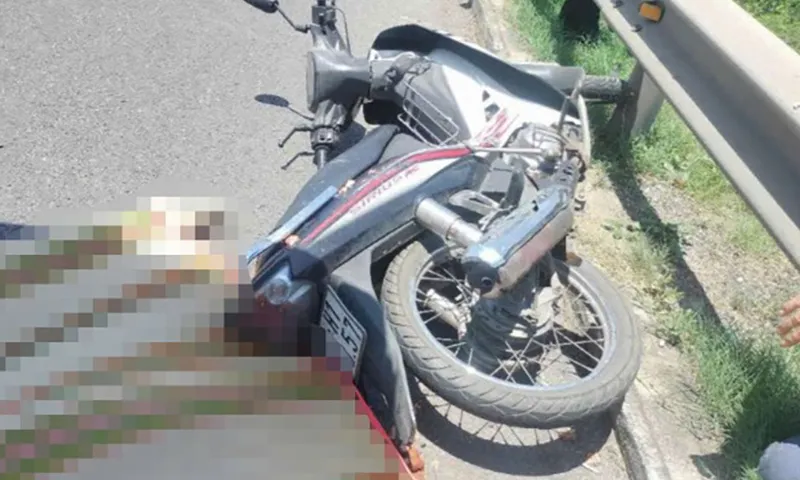 Người phụ nữ tử vong cạnh phương tiện trên quốc lộ 1A - Ảnh CTV